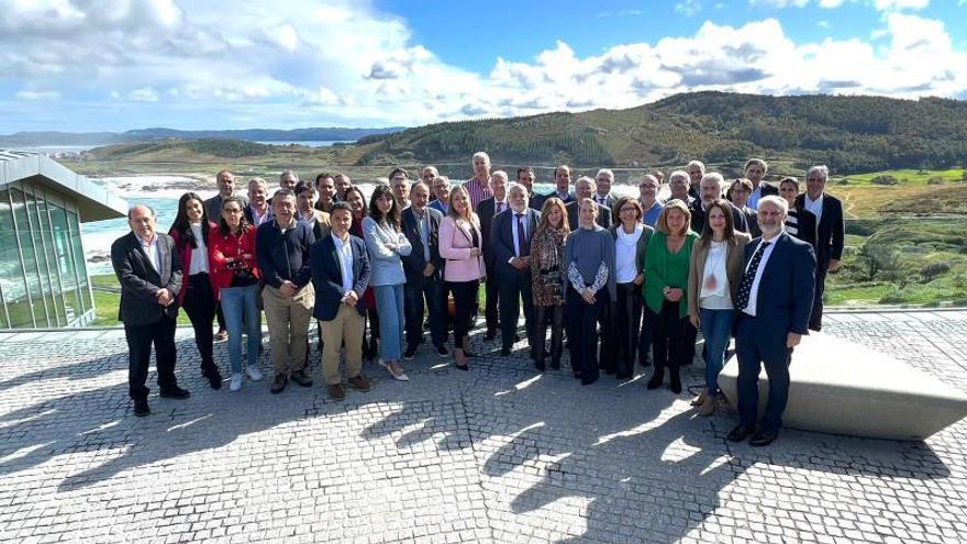 Foto de familia de los participantes en la reunión anual del Foro Económico de Galicia, en Muxía.