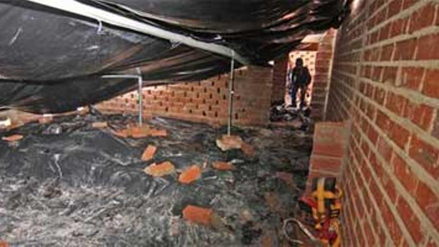 Tres familias del bloque cuyo techo voló siguen fuera de sus pisos