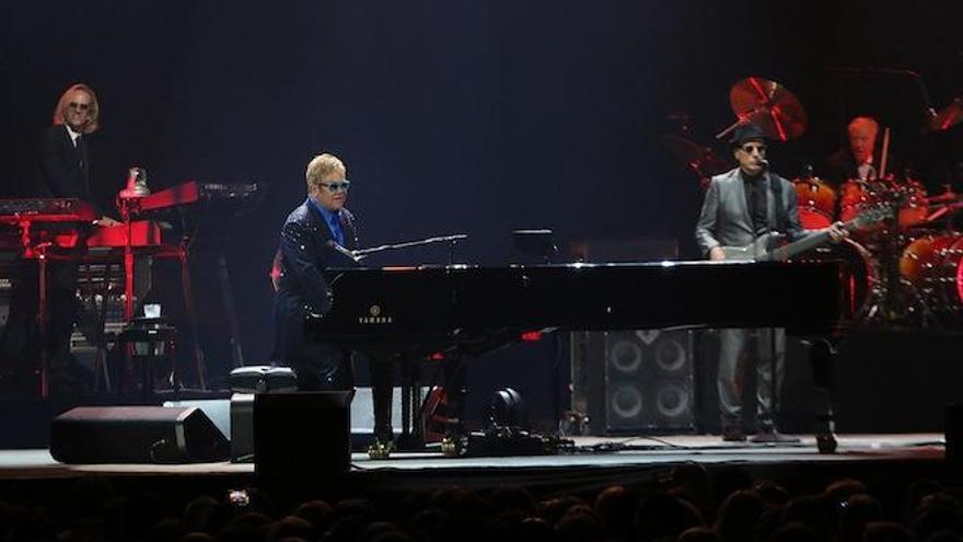 Elton John, su inseparable piano y su banda, anoche en el Martín Carpena.