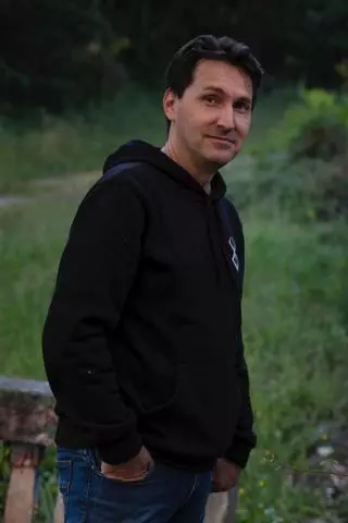 Fran Naveira, cineasta arteixán: "A Coruña ten unha memoria LGTBI que estaba agochada na escuridade"