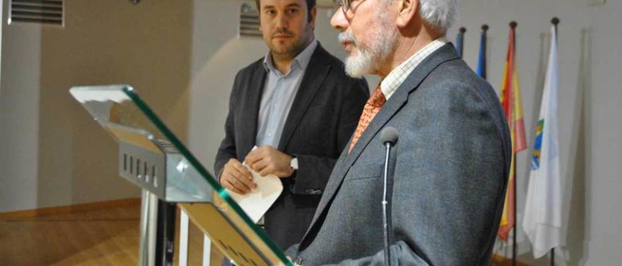 Gonzalo Asenjo y Marcelo Palacios -en primer término- durante la presentación de la exposición.