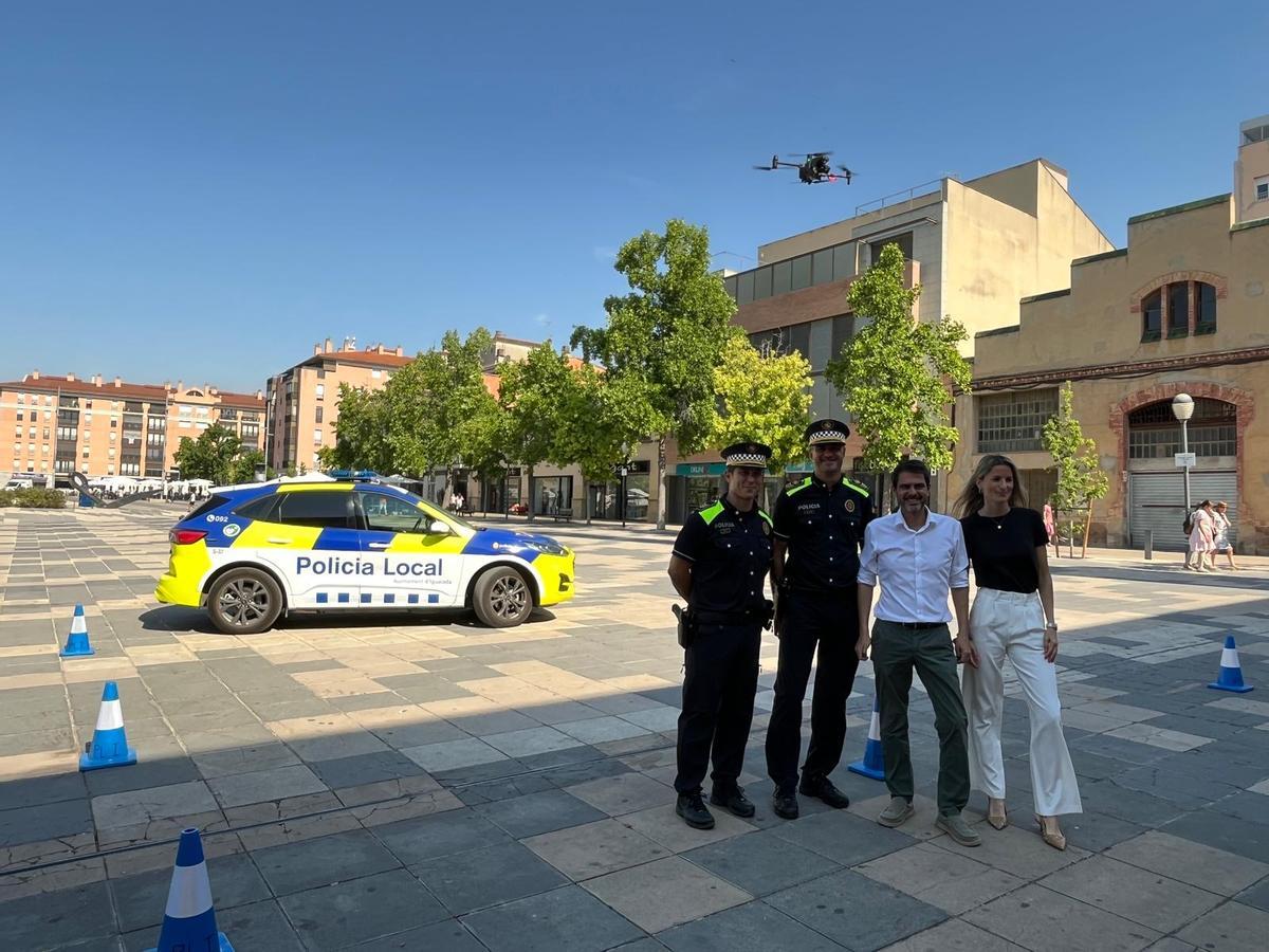 Marc Castells i Carlota Carner a la presentació del dron amb dos agents