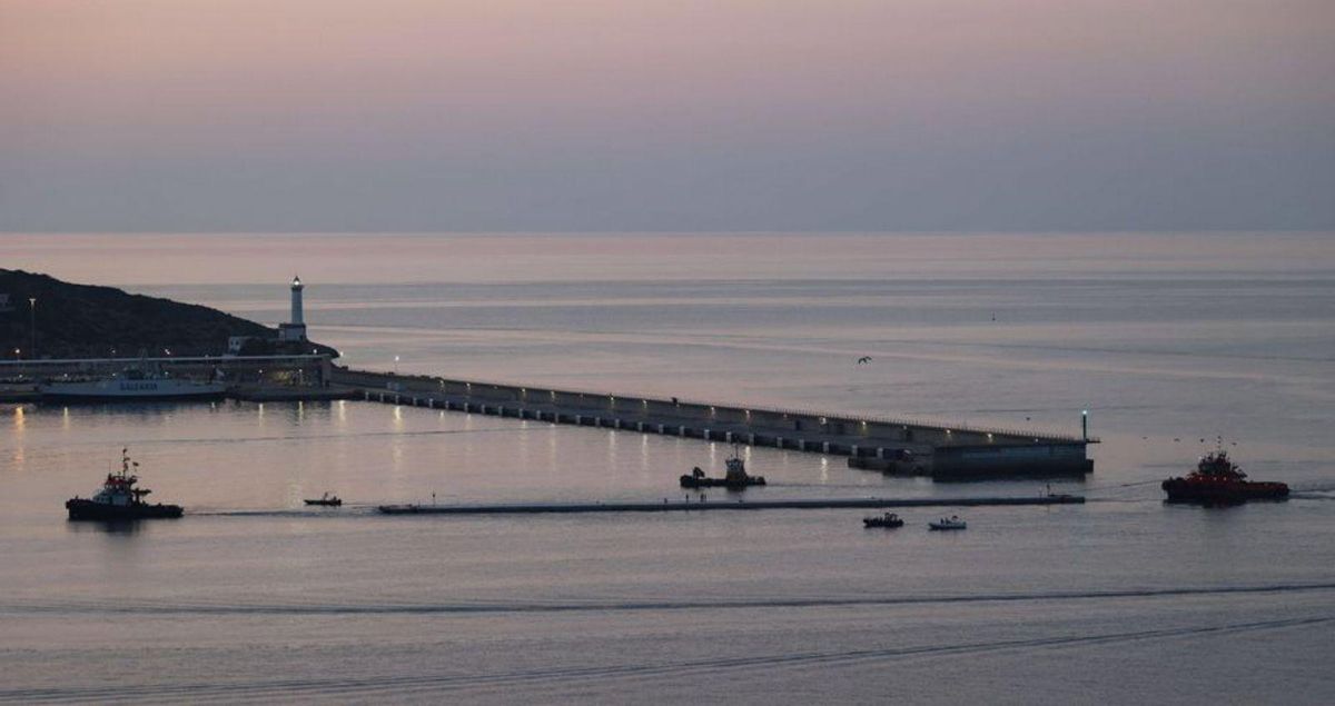 Los remolcadores y el dique entran en el puerto a primera hora. | M.S.