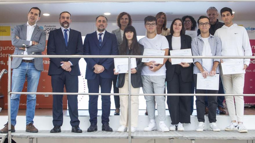 Sensibilizar a los jóvenes sobre la donación de médula ósea. El conselleiro de Sanidade, Julio García Comesaña, manifestó que Galicia trabaja en “el aumento del conocimiento” y de donantes de médula ósea en el ámbito universitario, gracias a la colaboración de las tres universidades gallegas y destacó el papel de ADOS para fomentar la información y sensibilización sobre este ámbito, durante la entrega de los premios del VIII Concurso universitario de cortometrajes relacionado con la donación y los trasplantes de médula ósea. Además, agradeció a los más de 600 donantes que el año pasado se registraron en Galicia su labor. | FARO