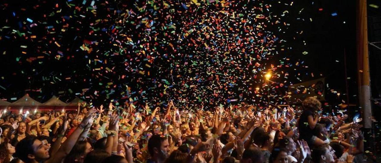 Fiesta en la Plaza de la Pinada.