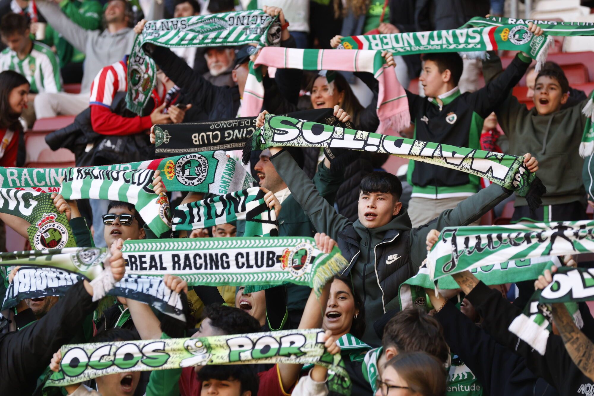 EN IMÁGENES: Ambientazo en el Sporting-Racing de Santander disputado en El Molinón