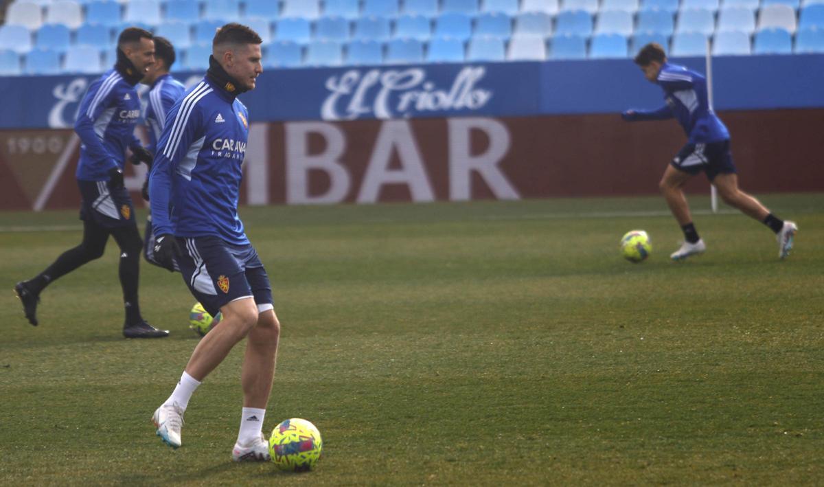Vigaray controla un balón en el entrenamiento en La Romareda.