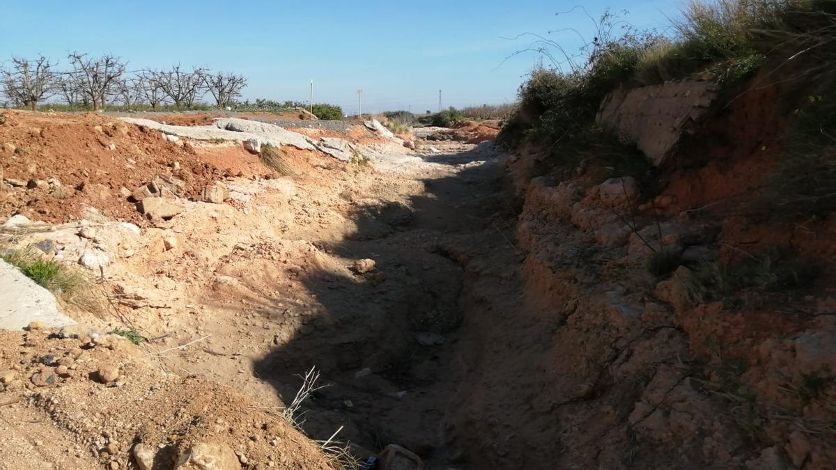 Uno de los barrancos destrozados y sin reparar.