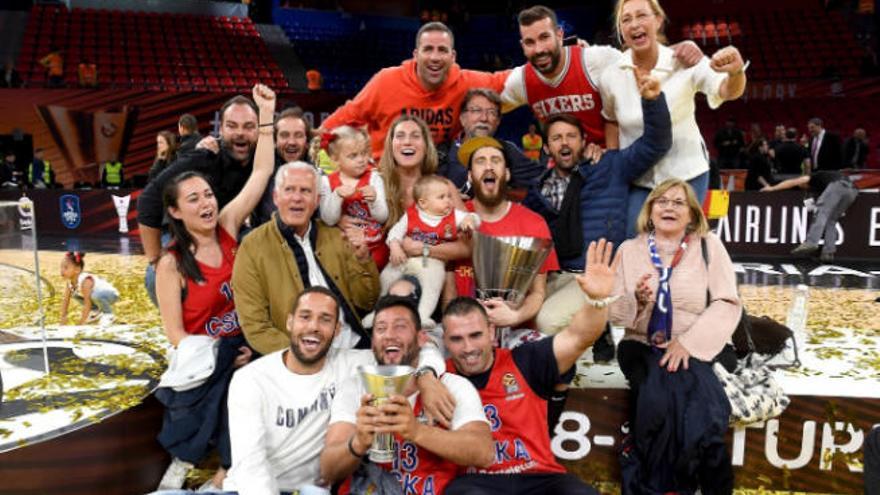 Sergio Rodríguez, junto con su familia y amigos tras ganar la Euroliga.