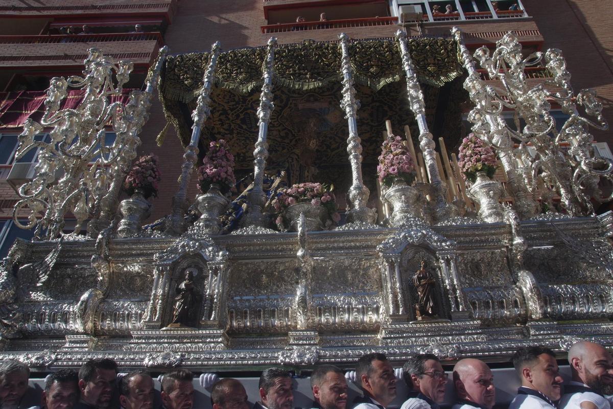 Trono de la Virgen del Gran Perdón del Prendimiento: detalle de uno de los laterales, con  las capillas y las volutas sinuosas.