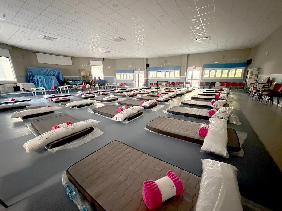 Camas, enseres y voluntarios en el Teatro Buero Vallejo de Alcorcón, donde permanecen acogidas varias familias evacuadas por los incendios.