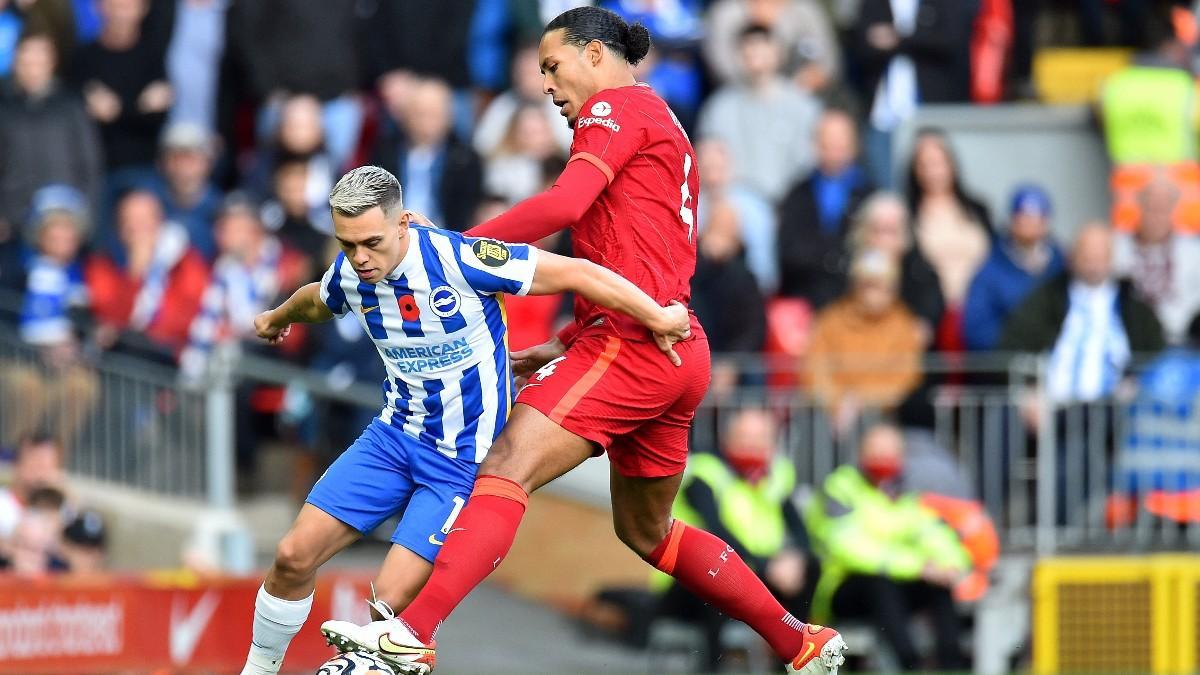 Van Dijk en una acción de juego ante Trossard