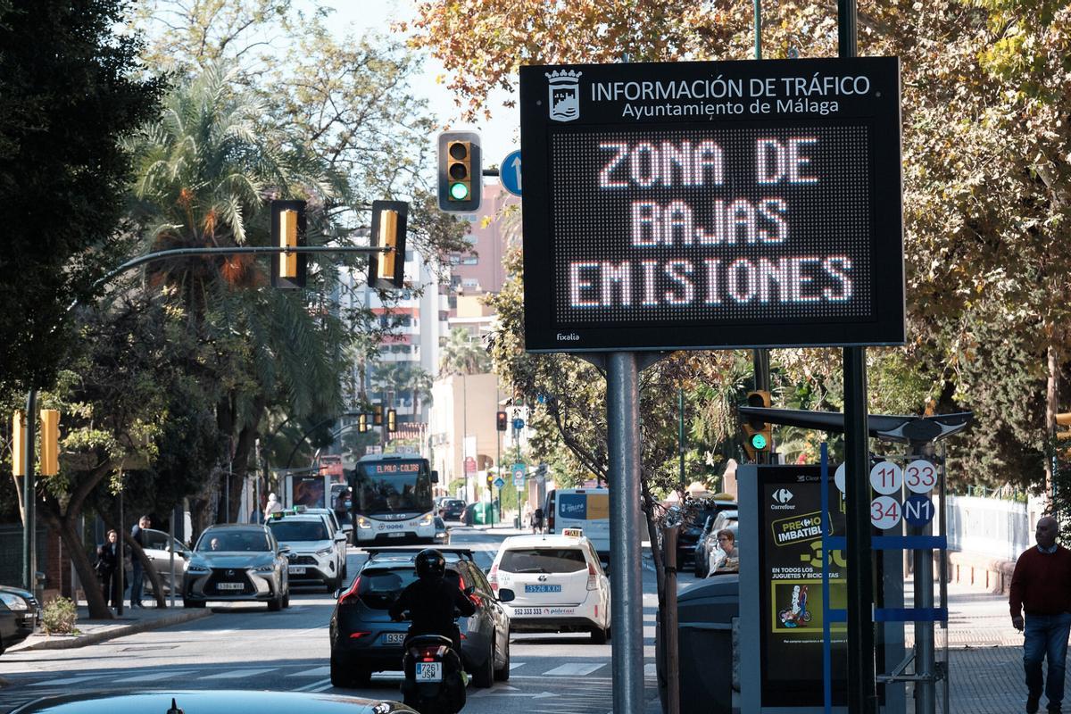 Cartel anunciador de la Zona de Bajas Emisiones en Málaga.