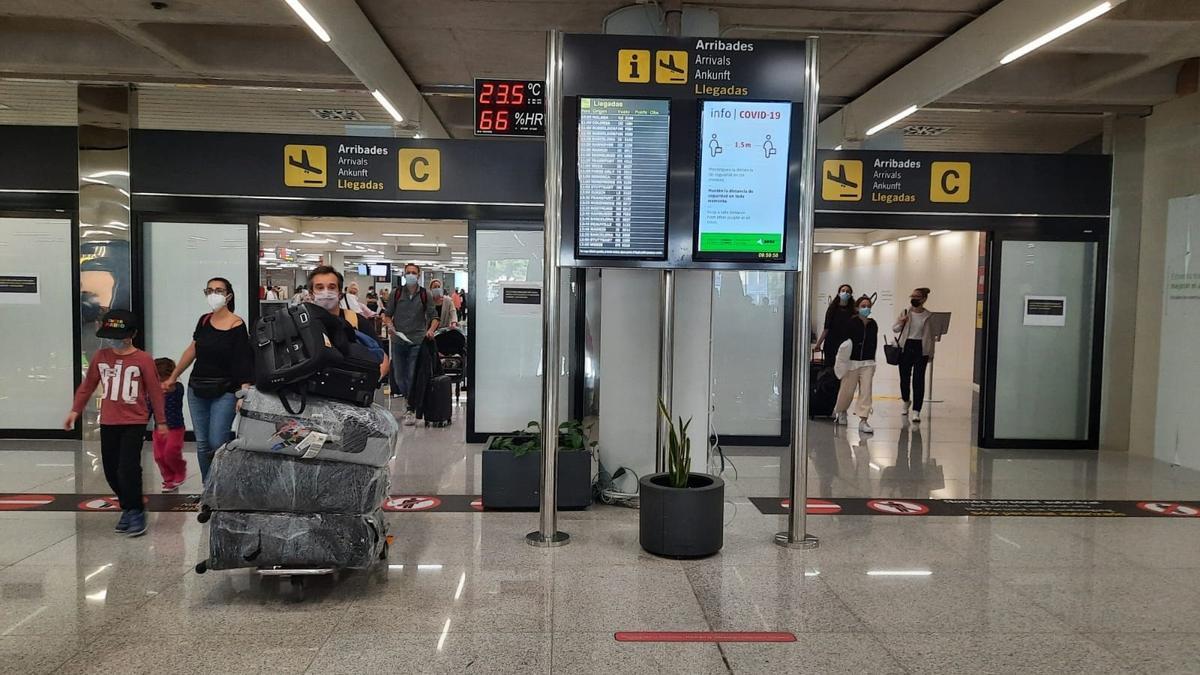 Llegada de turistas al aeropuerto de Palma.