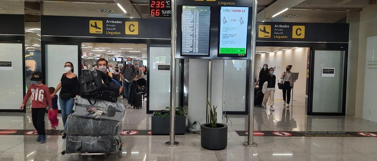 Pasajeros en el área de llegadas del aeropuerto de Palma.