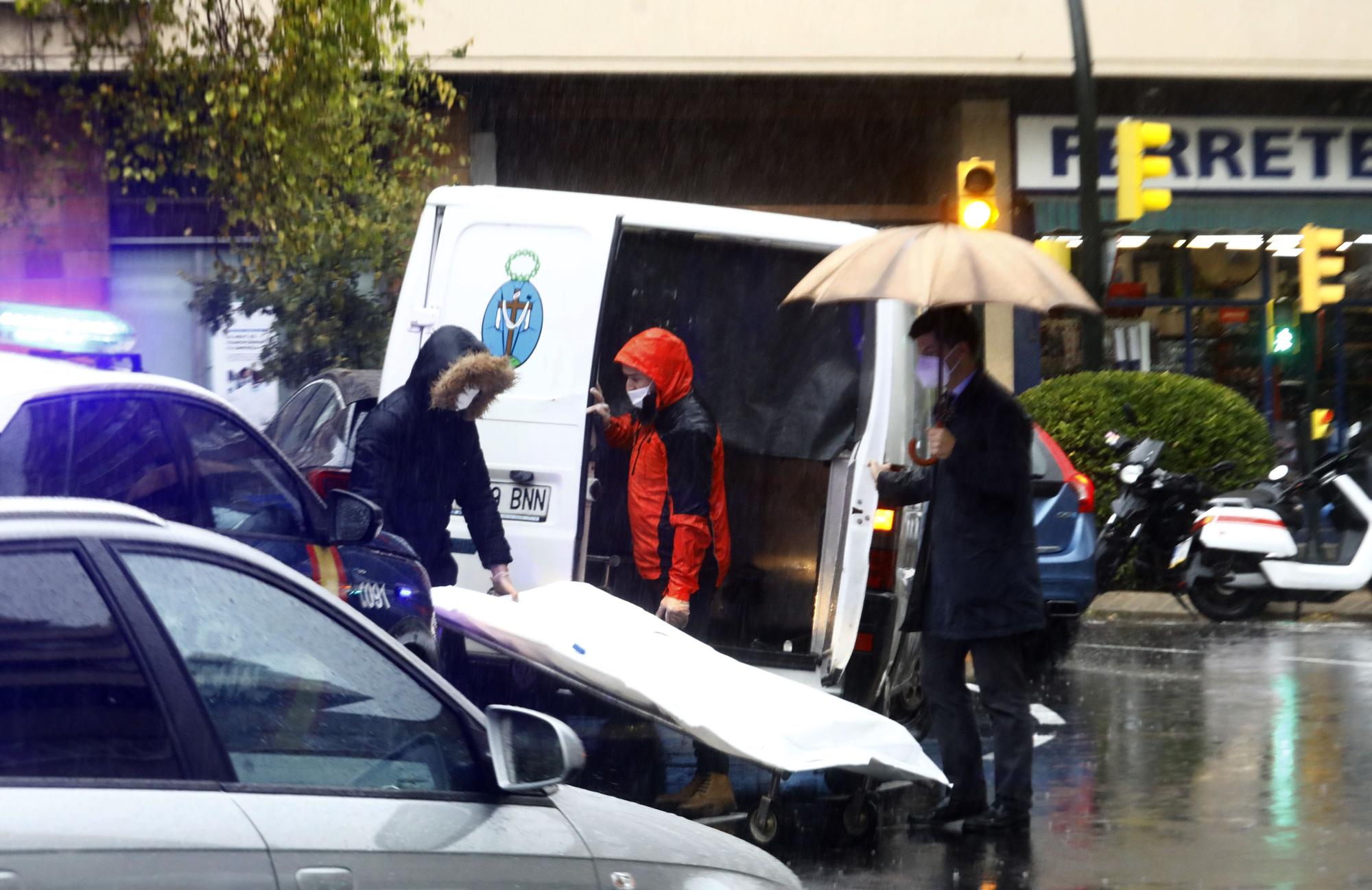 FOTOGALERÍA | Caos en la Plaza Roma después de la muerte de un hombre desnudo tras apuñalarse