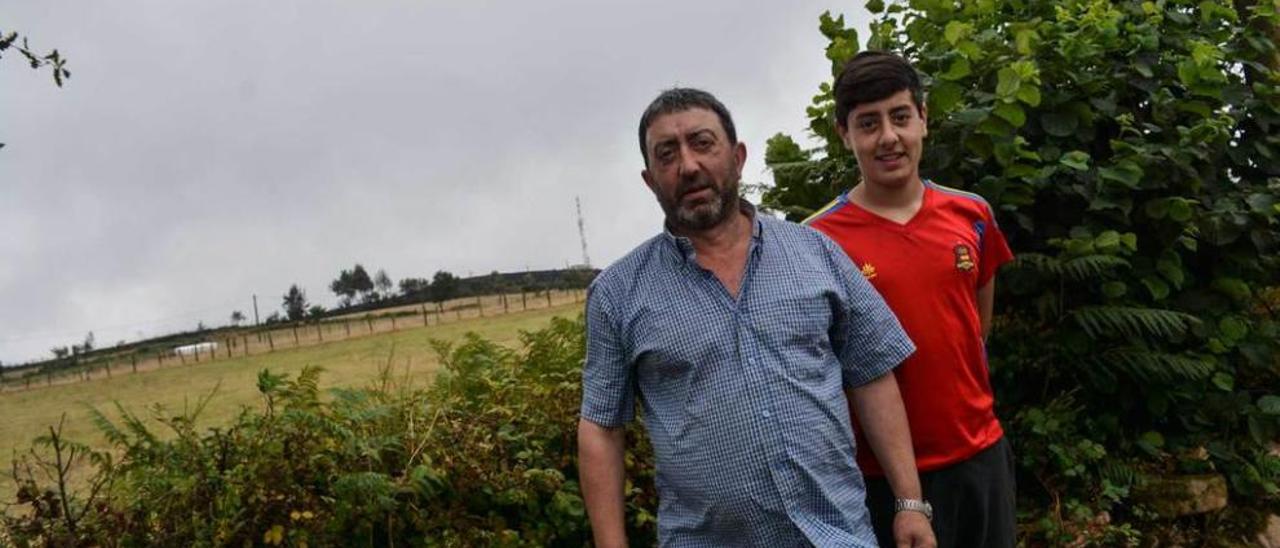 Tres días solos en Tineo luchando con mangueras caseras contra el fuego