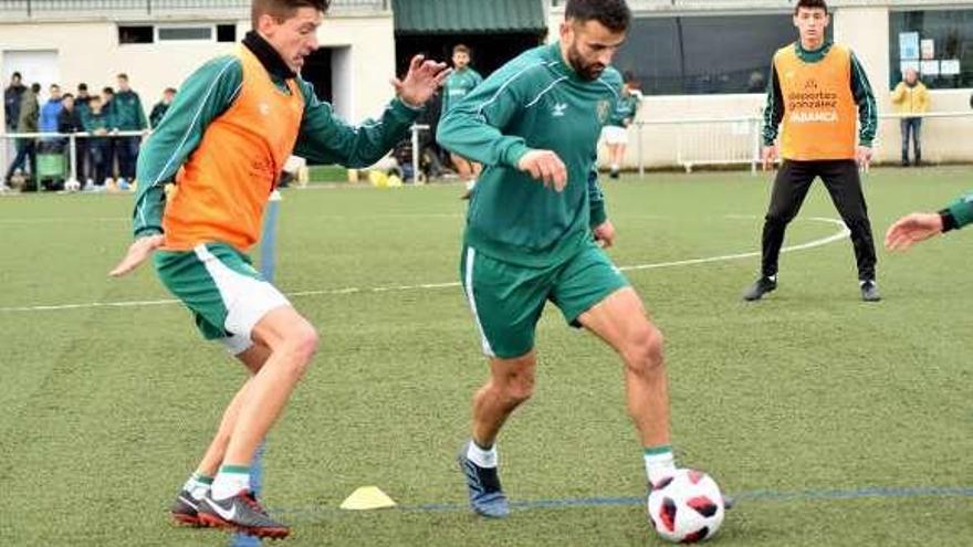 Silva, del Coruxo, conduce el balón ante Samu. // R.R.