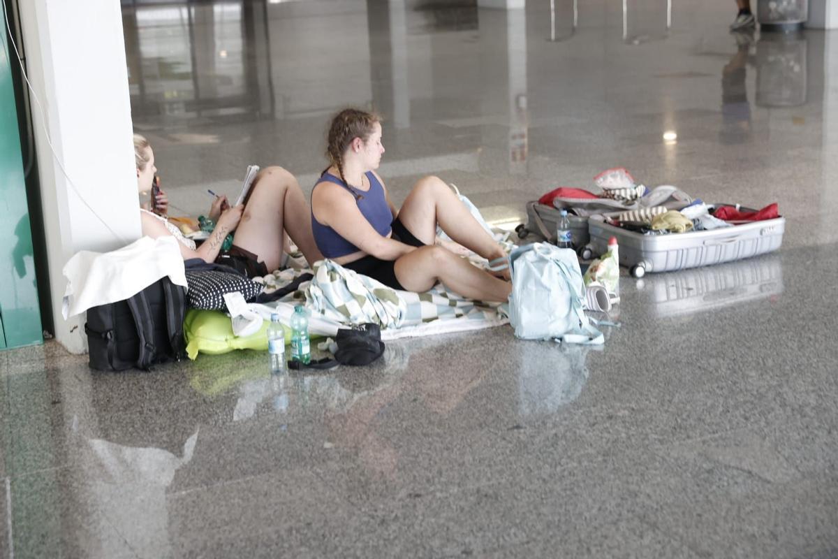 Turistas alemanas que han pasado dos noches en la terminal.