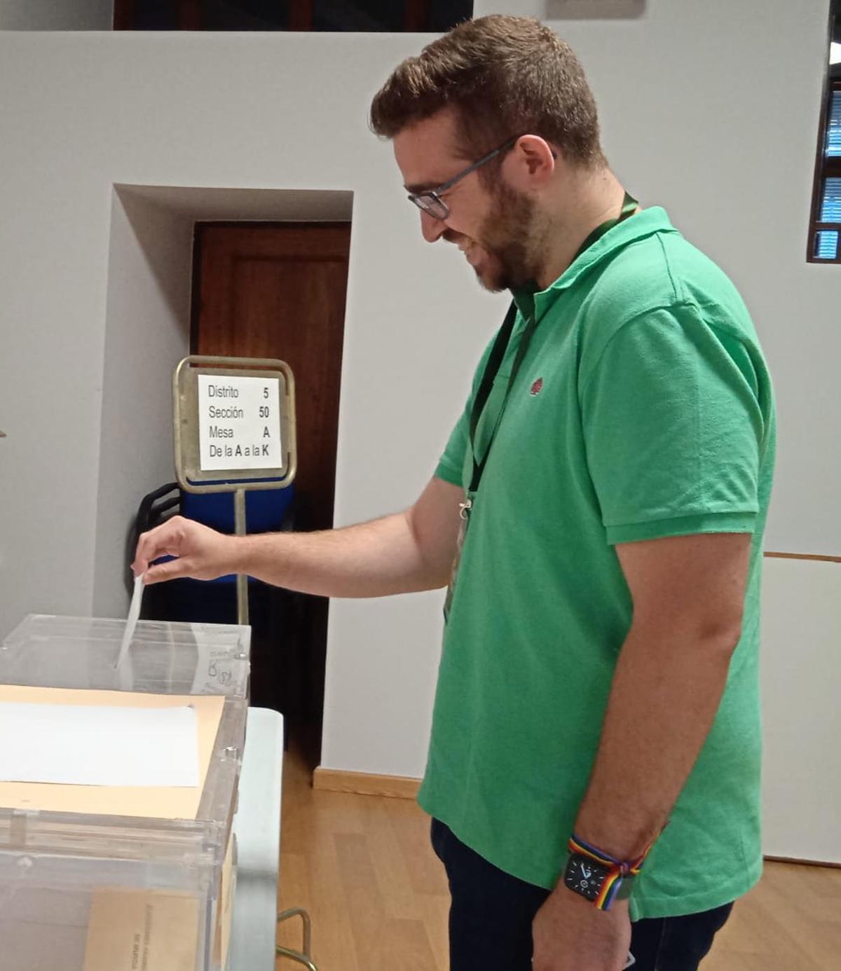 Mario Jiménez, candidato de Más Murcia-Verdes Equa, introduce la papeleta en la urna desde El Palmar