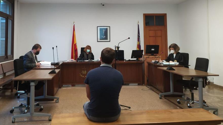 Mallorca | Graba a su hija menor con cámara oculta: «Me iba a duchar y vi  que el móvil de mi padre estaba escondido y grabando»