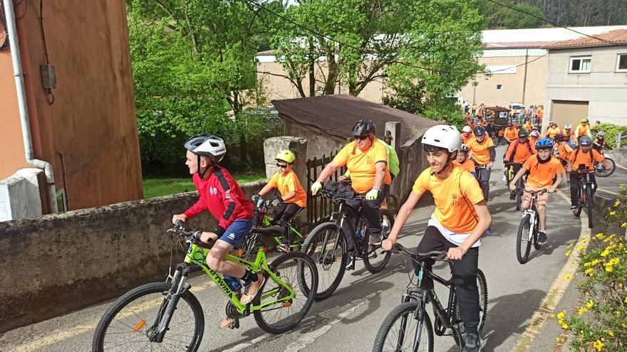 Llanera disfruta a pedaladas: multitudinaria Fiesta de la Bicicleta