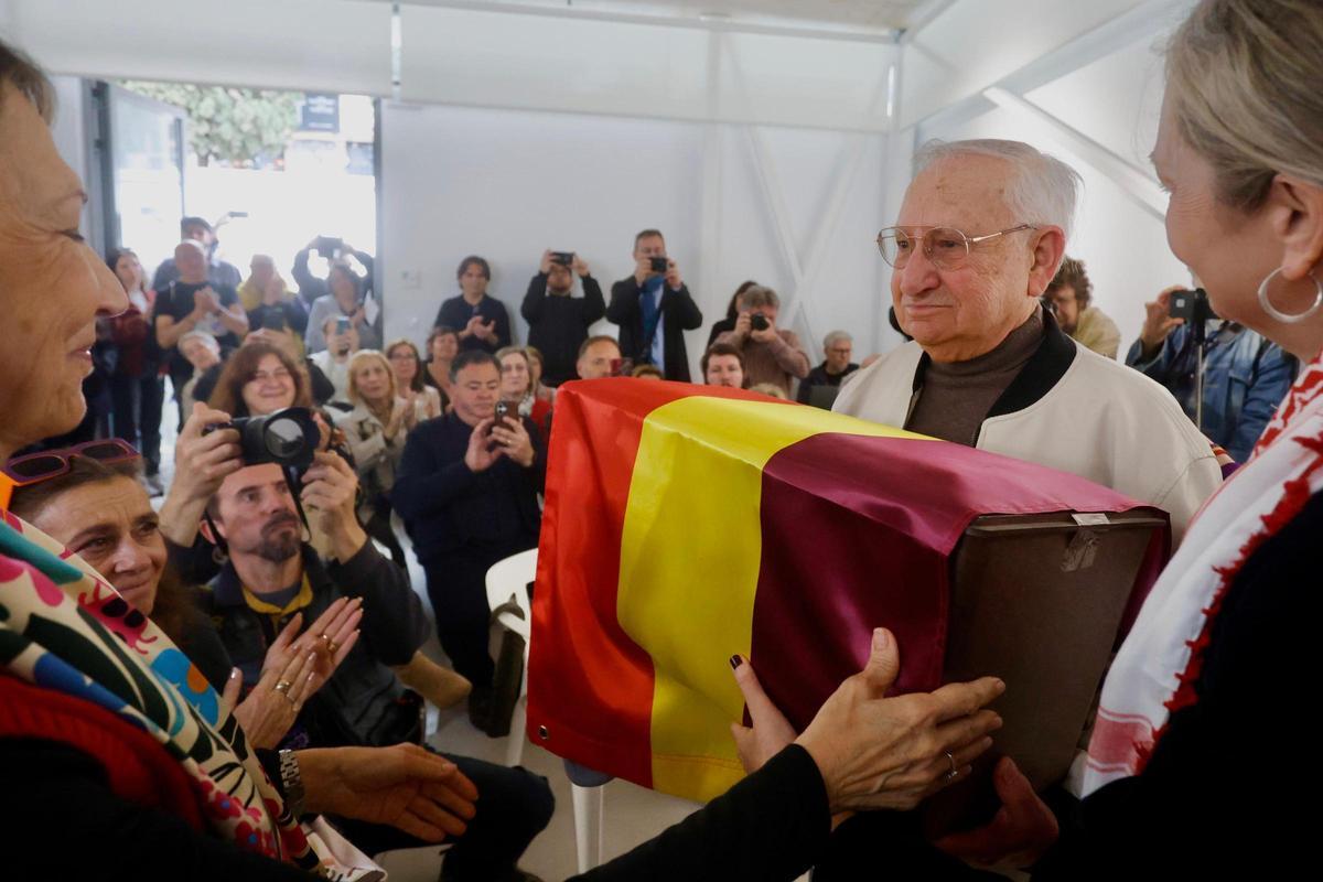Rafael Mollà recibe los restos de su padre, Juan Mollà, este domingo en el Cementerio de Paterna