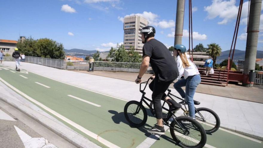 Dos riders, por el carril bici de Camelias. | // FDV