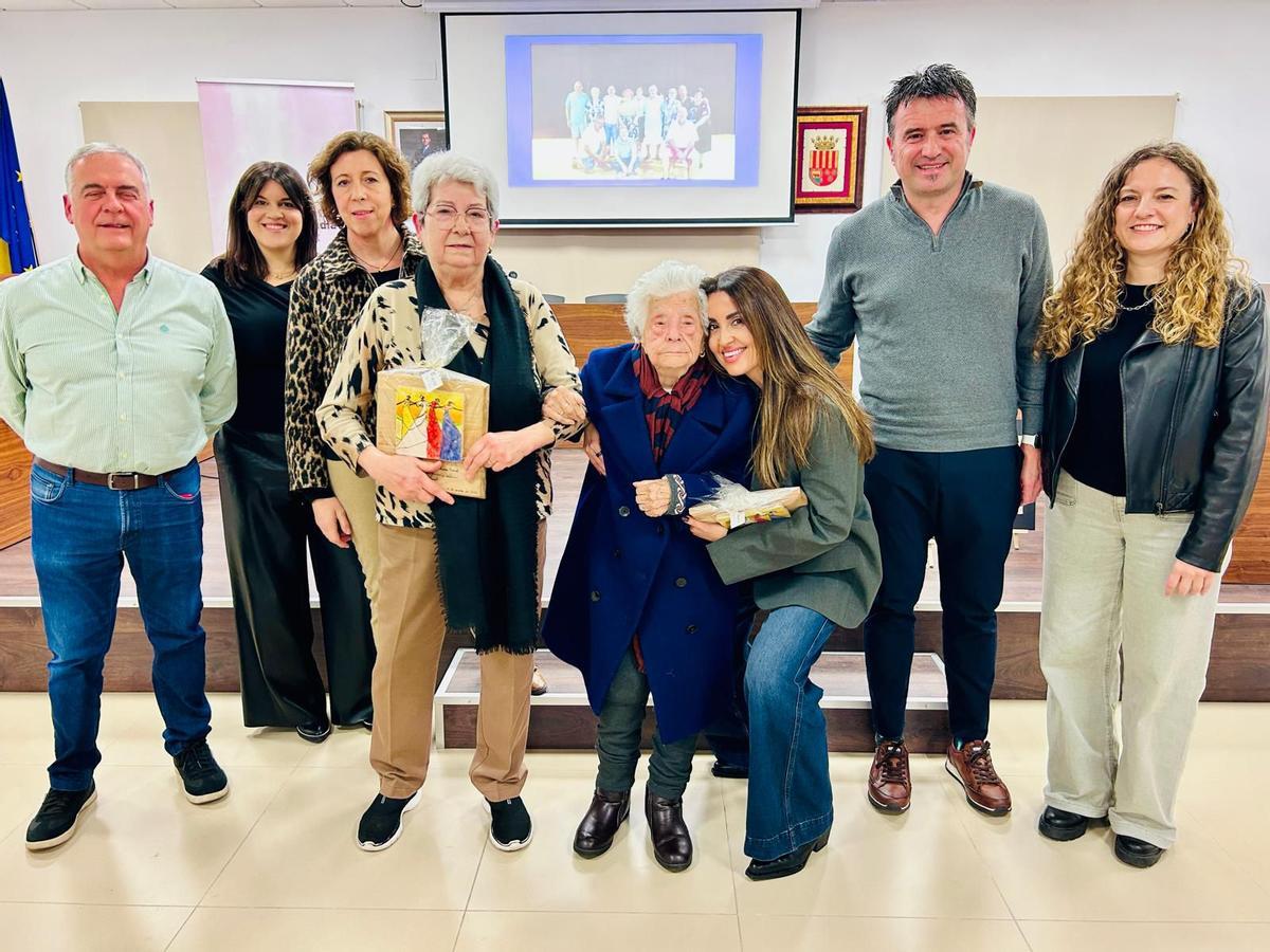 Las homenajeadas con representantes municipales.