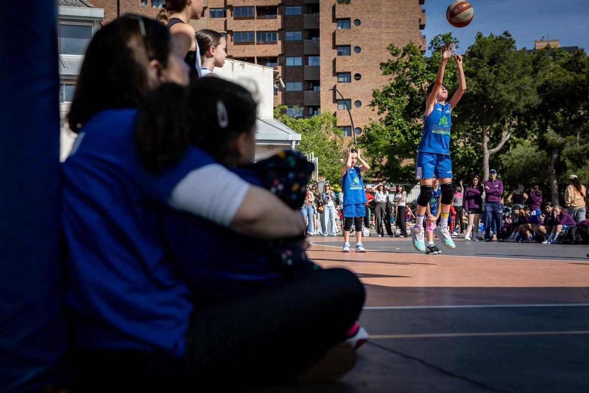 En imágenes | La emoción del baloncesto escolar se vive al máximo en el torneo del Colegio Doctor Azúa
