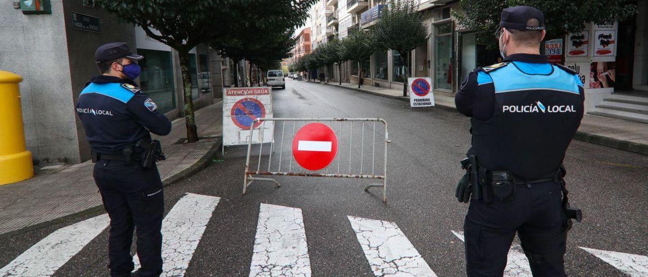 Agentes de la Policía Local de Ponteareas, realizando su trabajo a pie de calle.