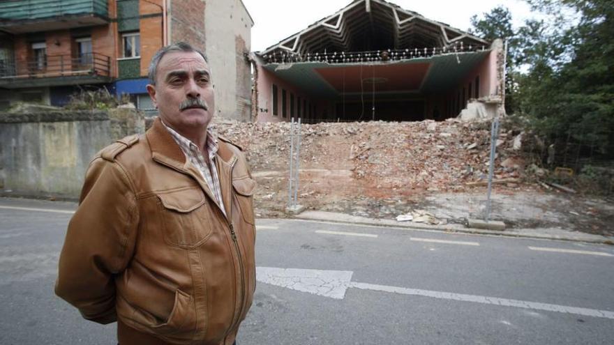 Félix Rodríguez Díaz, presidente de la asociación de Vecinos de Miranda, ante el cine Patagonia, con la fachada ya demolida. ricardo solís