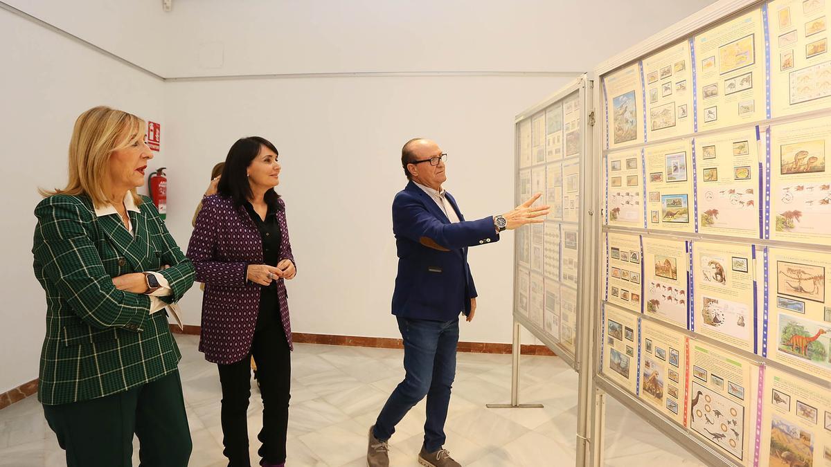 José Miguel Esteban explica la exposición a Julia Parra y Mª José Argudo