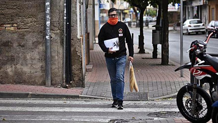 Josechu lleva el pan a una persona mayor de Puente Tocinos.