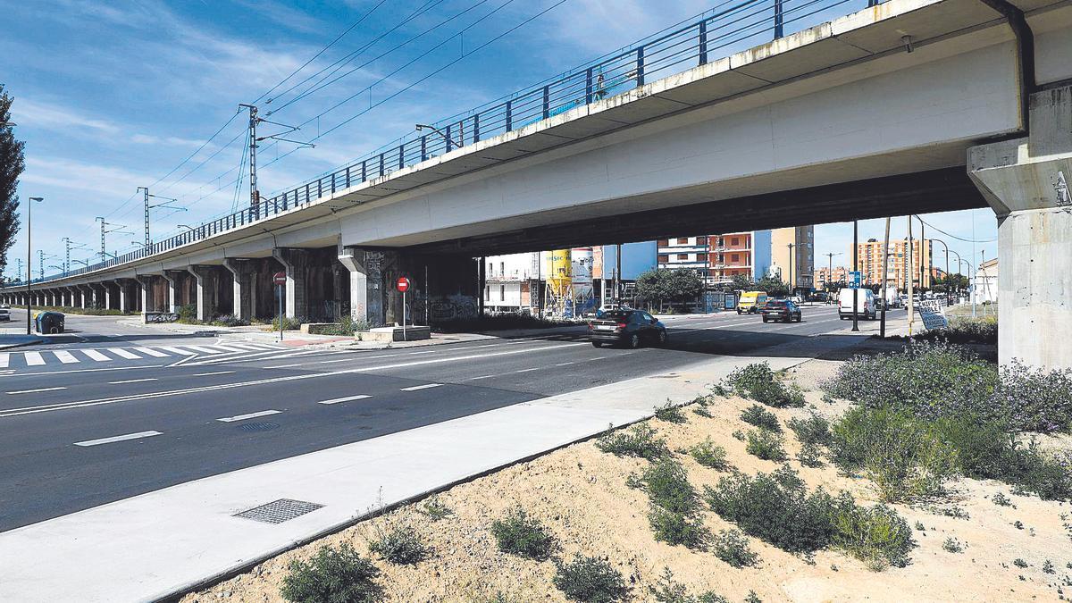 Tramo de la avenida Cataluña a su paso por las vías del tren, donde se pretende construir una rotonda