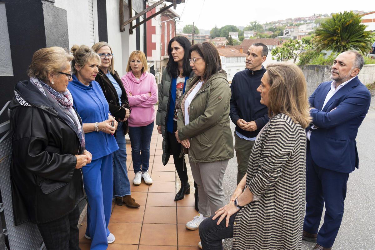 Prado, Sánchez, Vázquez, Garrido, Comesaña y Abeijón, con vecinos de Fontiñas en Cabral.