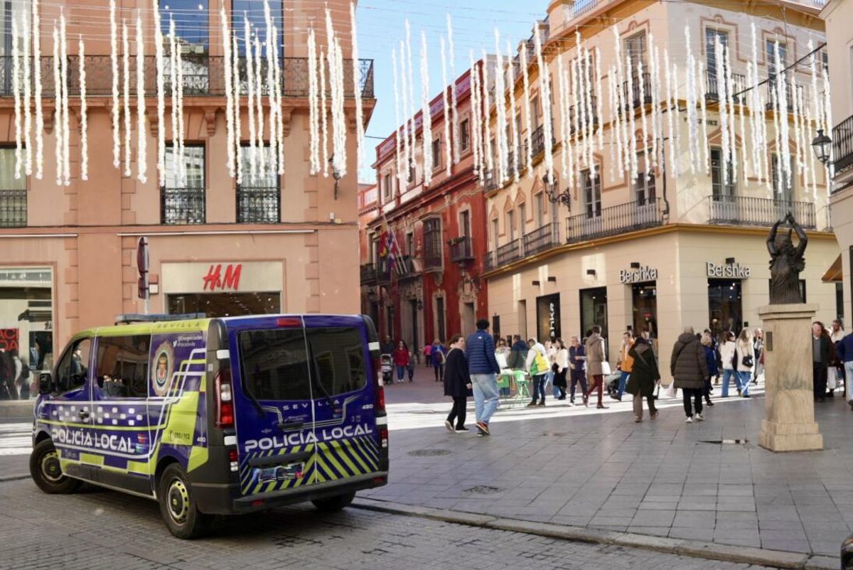 Agentes de la Policía Local patrullando Sevilla durante esta Navidad.