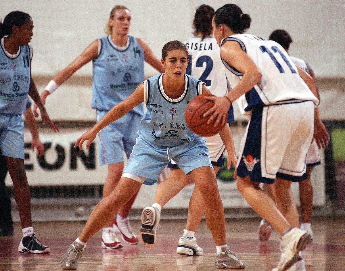 Cristina Cantero, durante un partido en As Travesas, entre el Celta Banco Simeón y el Extrugasa (2002).