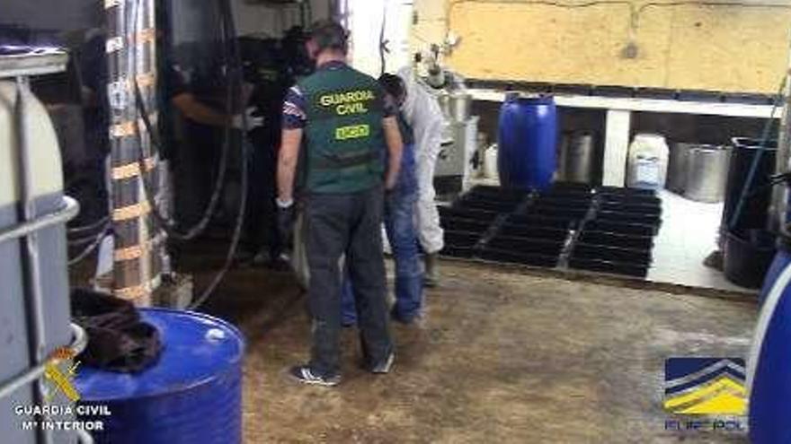 Agentes de la Guardia Civil, en el interior del laboratorio.