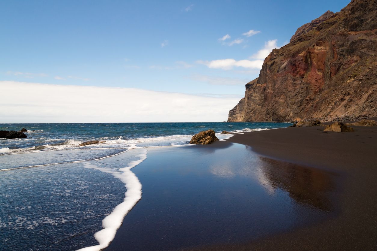 Las playas de arena negra de La Gomera son una joya única.