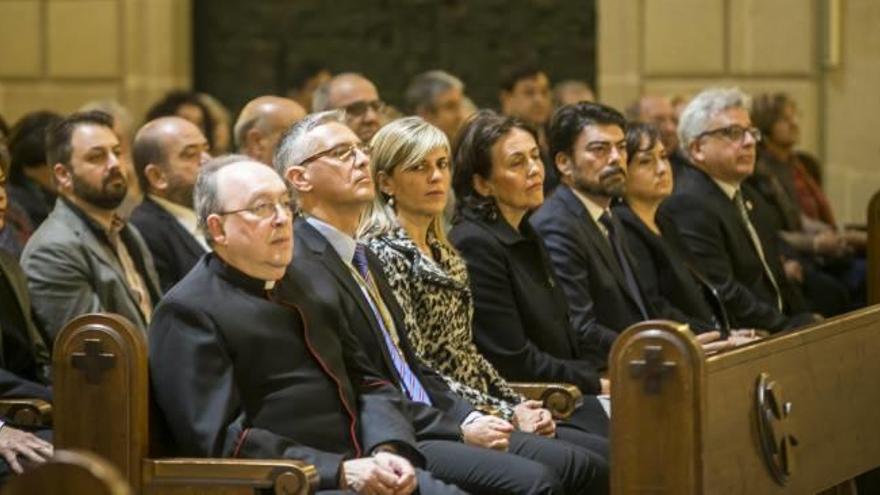 El presidente de la Junta Mayor (segundo por la izquierda) junto a representantes políticos. A la derecha, el pregonero de la Semana Santa, Francisco Sempere.