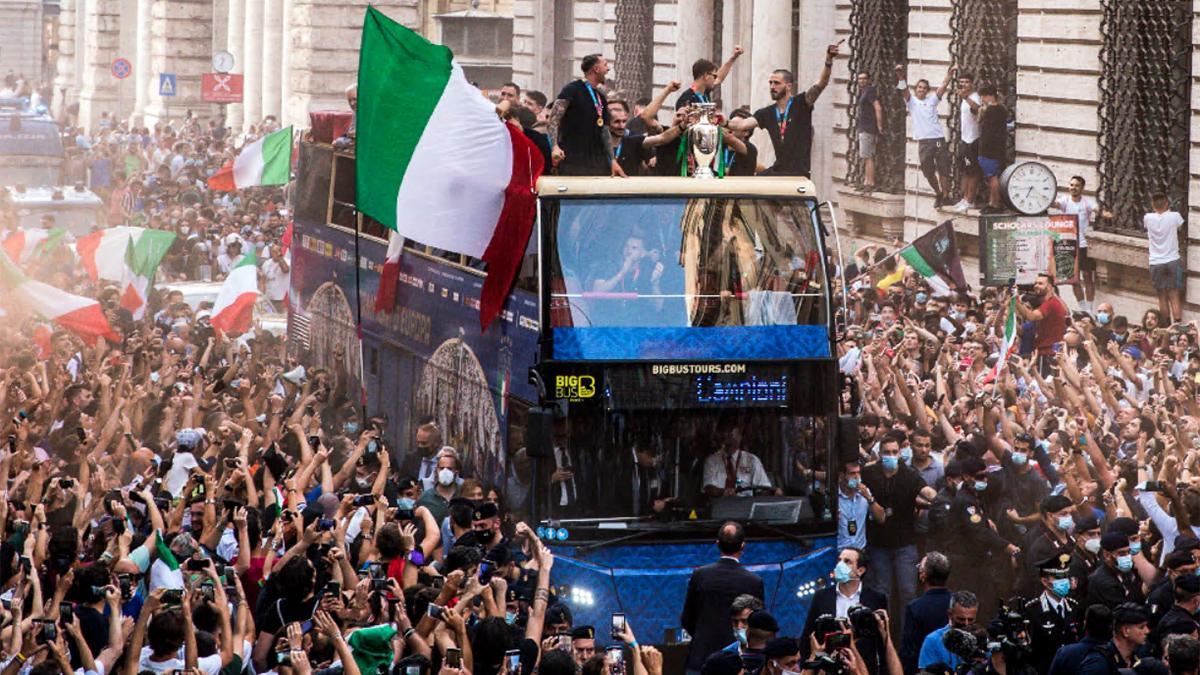 El autobús de los campeones por las calles de Roma