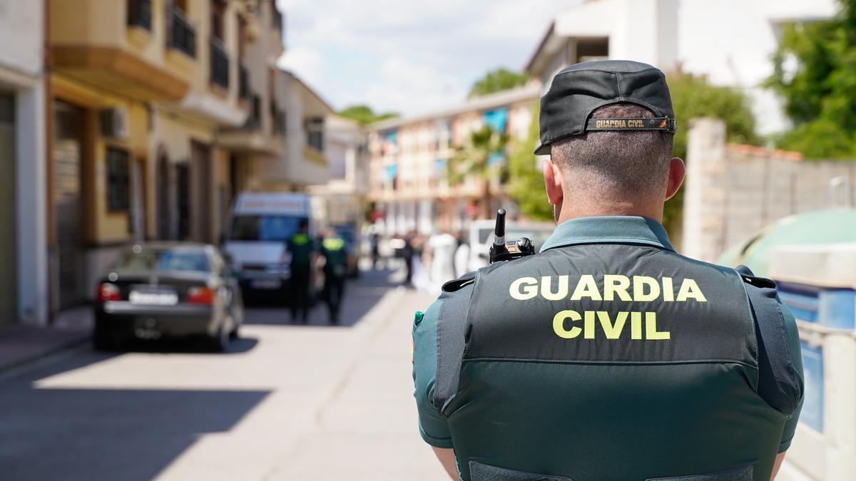 Un agente de la Guardia Civil