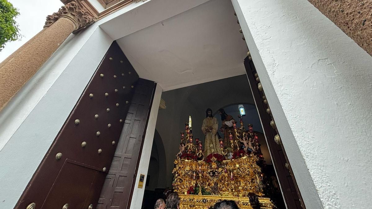 Entra el Cristo del Soberano Poder ante Caifás en esta mañana de Jueves Santo.