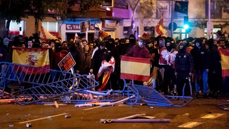 La protesta a Ferraz: de manifestació a botellot ultra