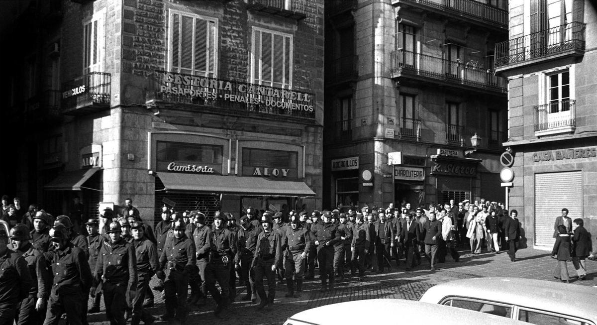 Los bomberos entran en la plaza de Sant Jaume por Llibreteria y, por lo tanto, por delante del mítico Conesa.