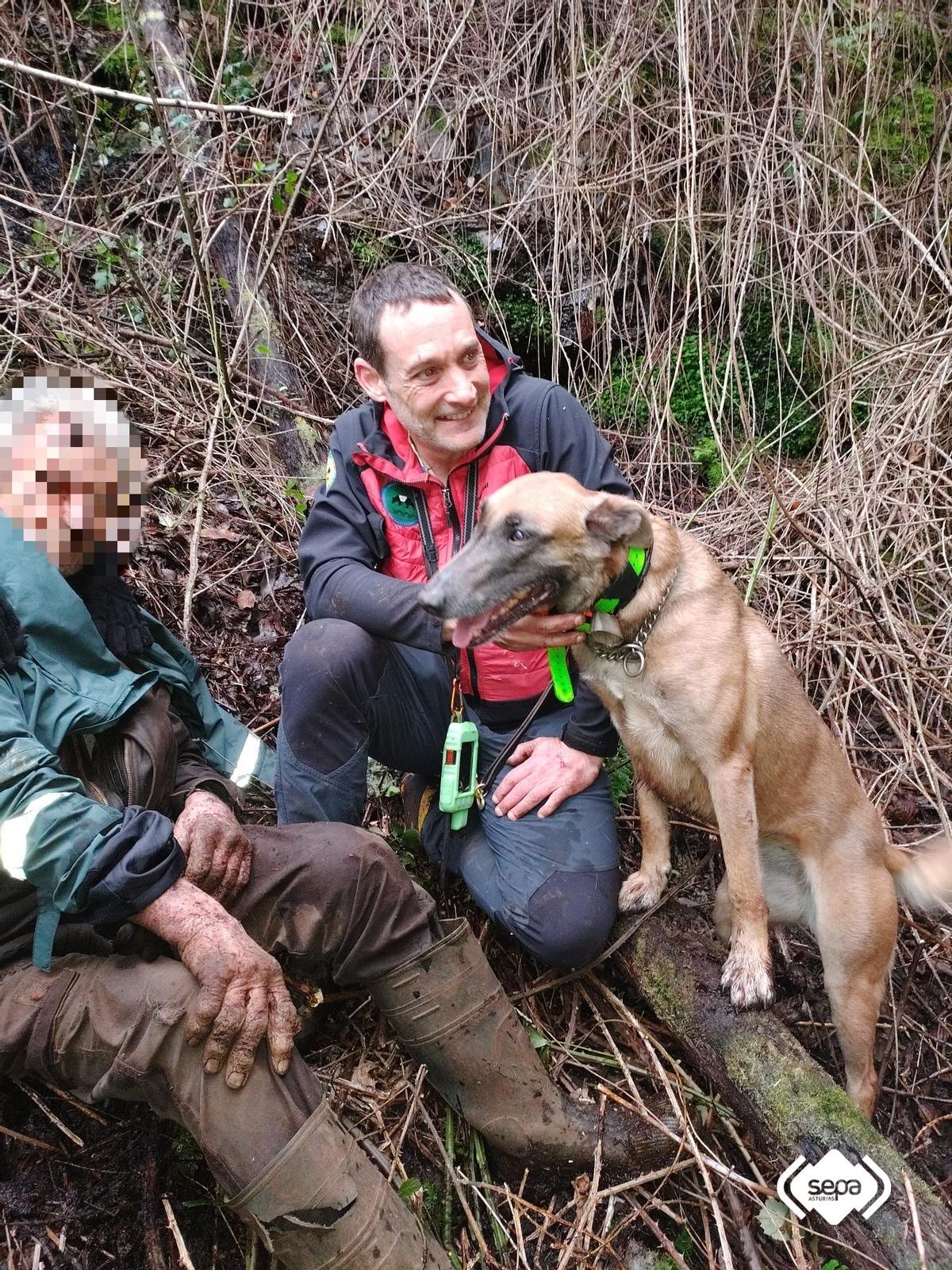 EN IMÁGENES: Así fue el momento en el que localizaron al octogenario desaparecido en Cudillero tras caer en el monte