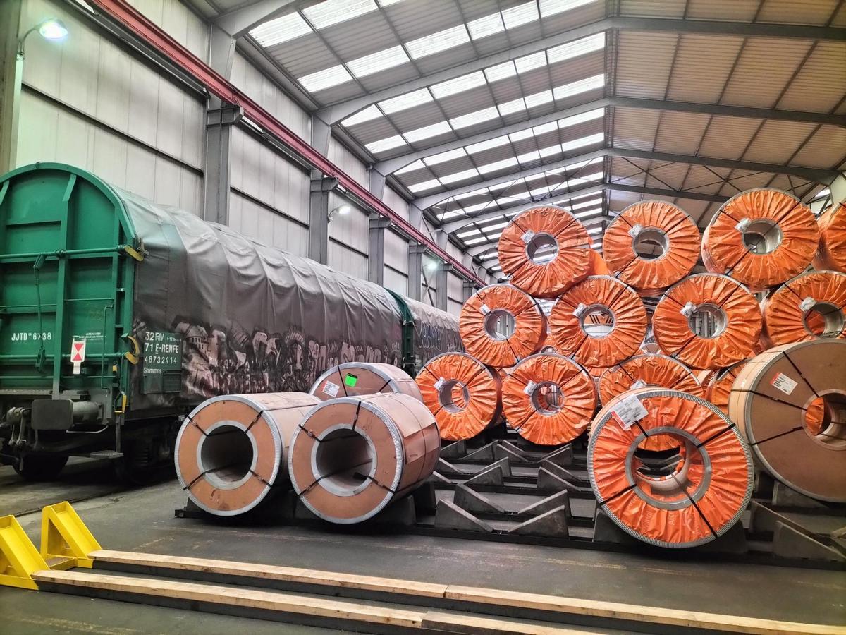 Bobinas de acero en el interior de la nave de ArcelorMittal en Chapela