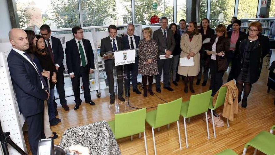 El alcalde y ediles, ayer, durante el homenaje en la biblioteca municipal Neira Vilas de Vigo. // Ricardo Grobas