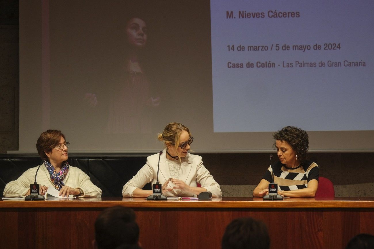 Exposición ‘Deshilar la colección. Urdimbres de lo sagrado’, de M. Nieves Cáceres